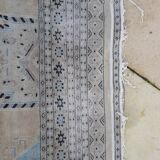 Tapis d' orient, ancien, fait main. Dominance bois de rose.