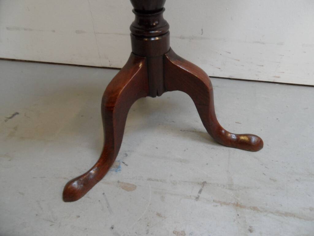Table ronde inclinable antique en acajou