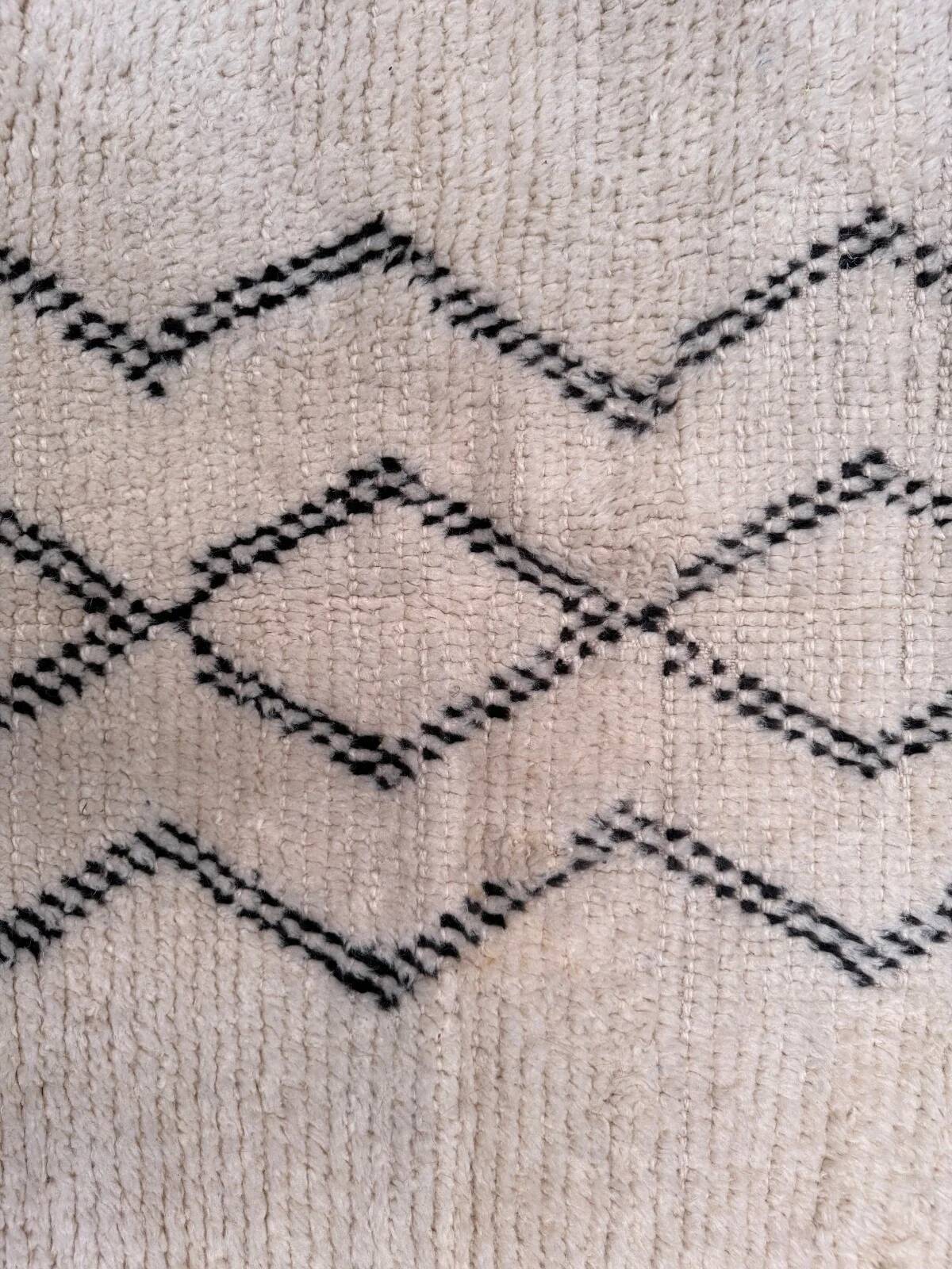 Tapis berbère marocain vintage Beni Ourain, Atlas, motif tribal, 200 x 142 cm, déstockage