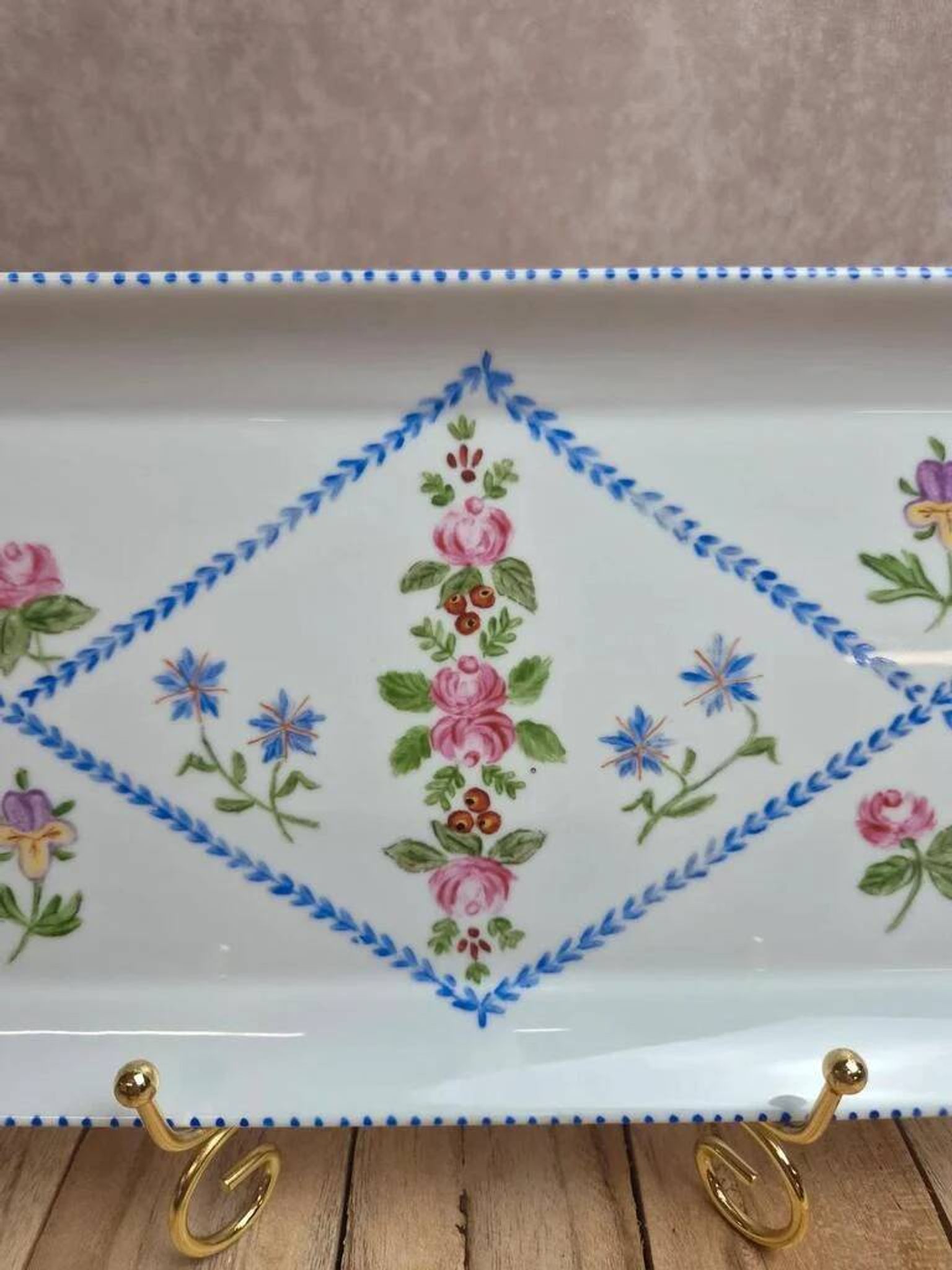 Large Limoges porcelain cake plate, hand-painted and signed – floral decoration.