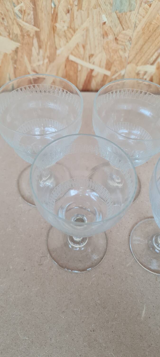 Service of 9 wine glasses in chiseled crystal