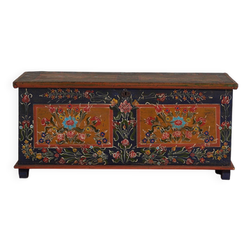 Malle ancienne à motifs floraux (c.1870)
