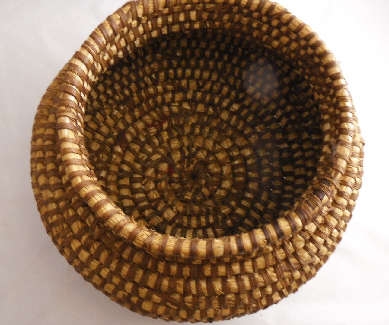 Straw basket with lid