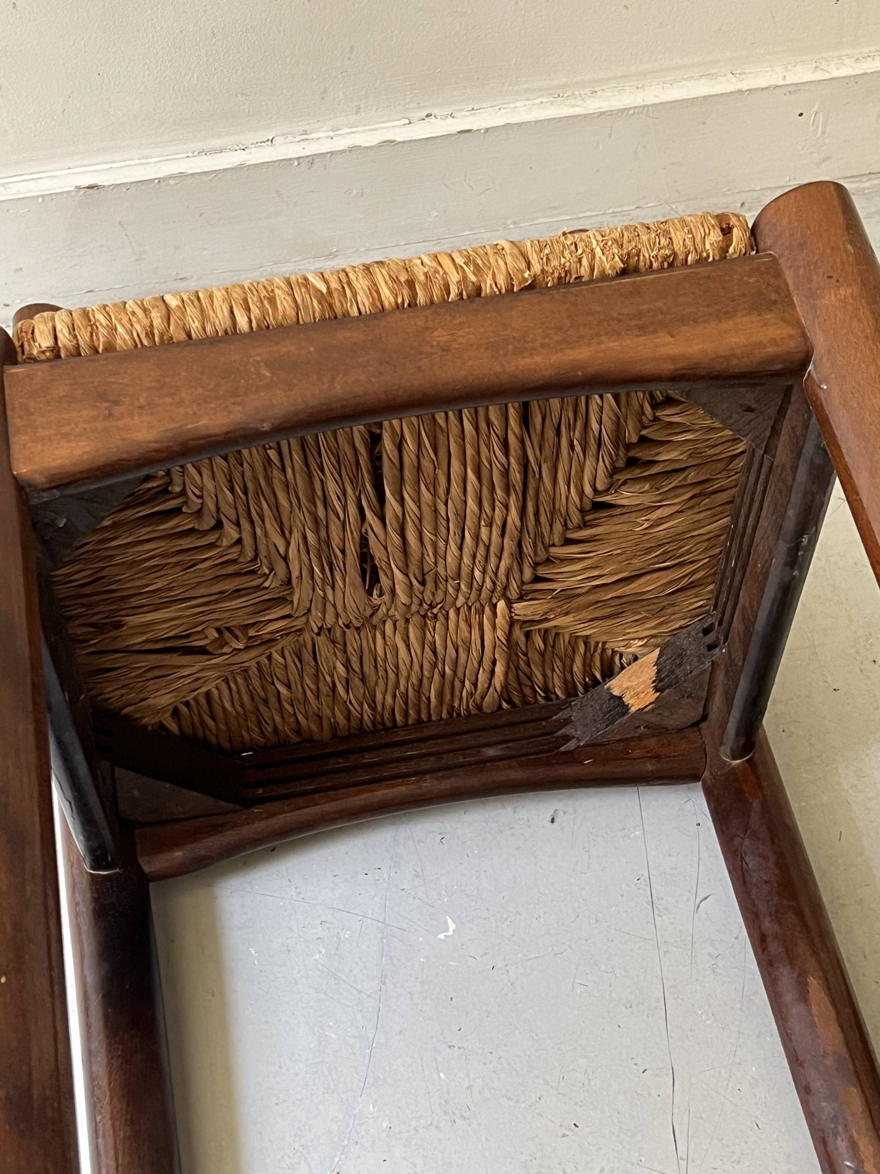 Lot of 4 modernist chairs in solid wood, leather and straw, Italy 1970.