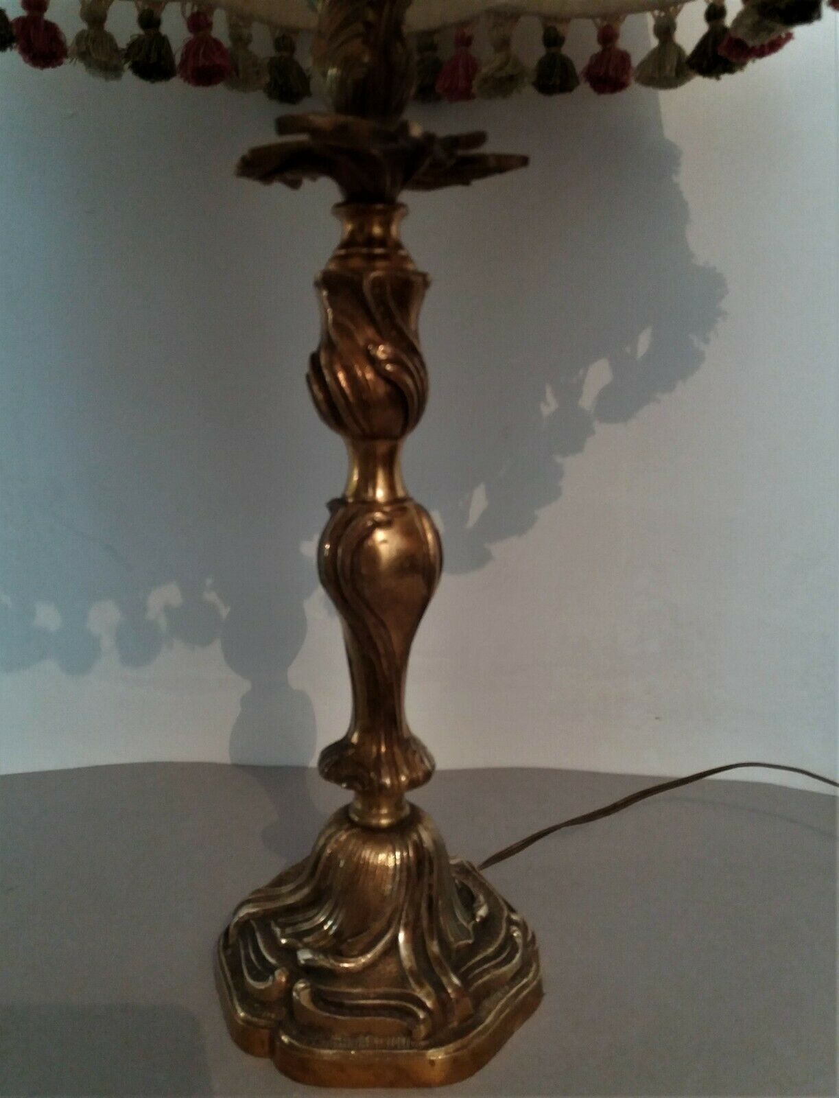 Lampe pied en bronze doré abat jour plissé
