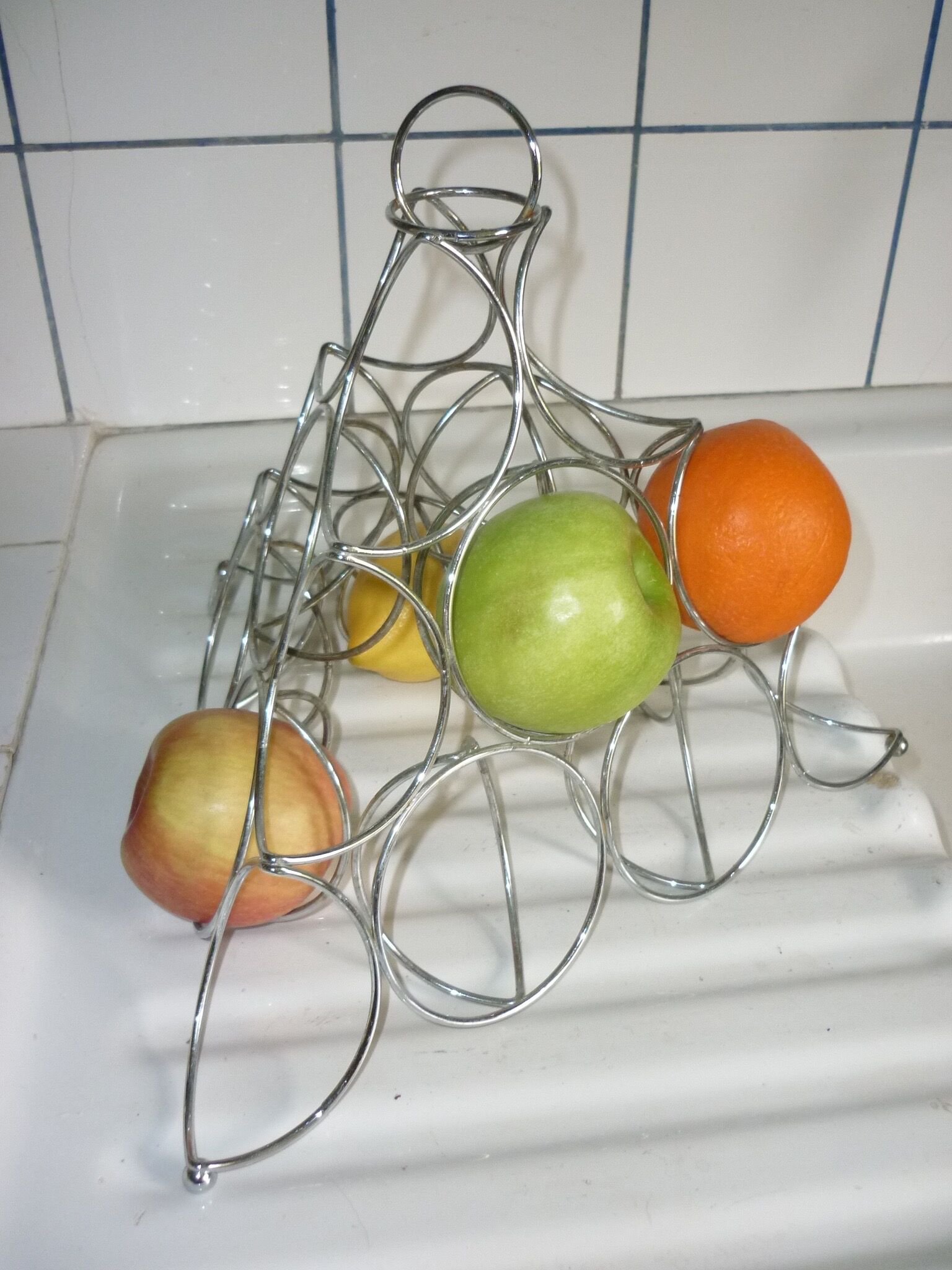 Door-fruit in metal wire