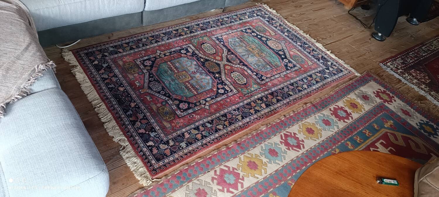 Vintage Iranian Kenareh rug from the 1980s. Handcrafted.