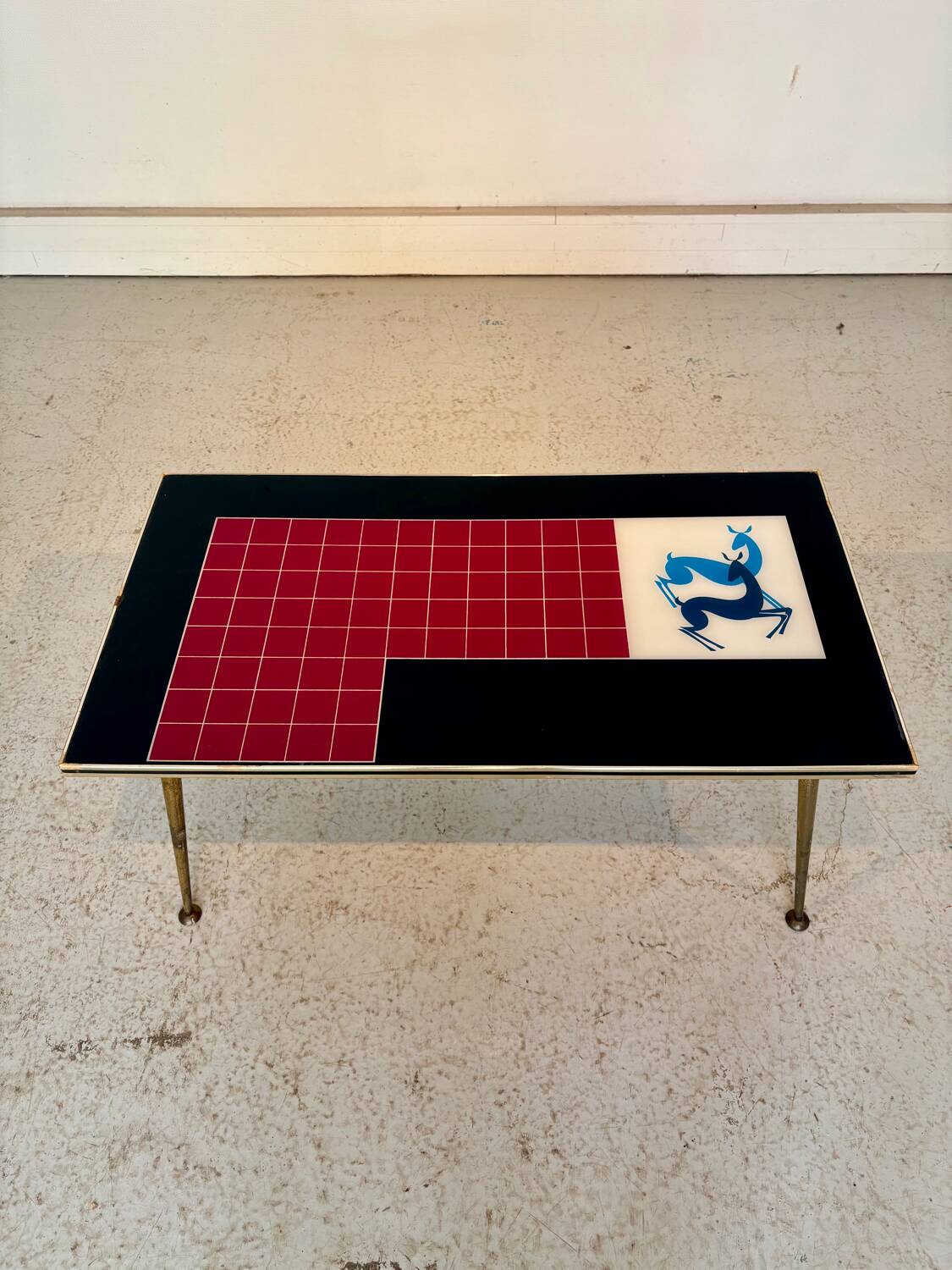 Vintage 70s coffee table – red & black graphic top – laito