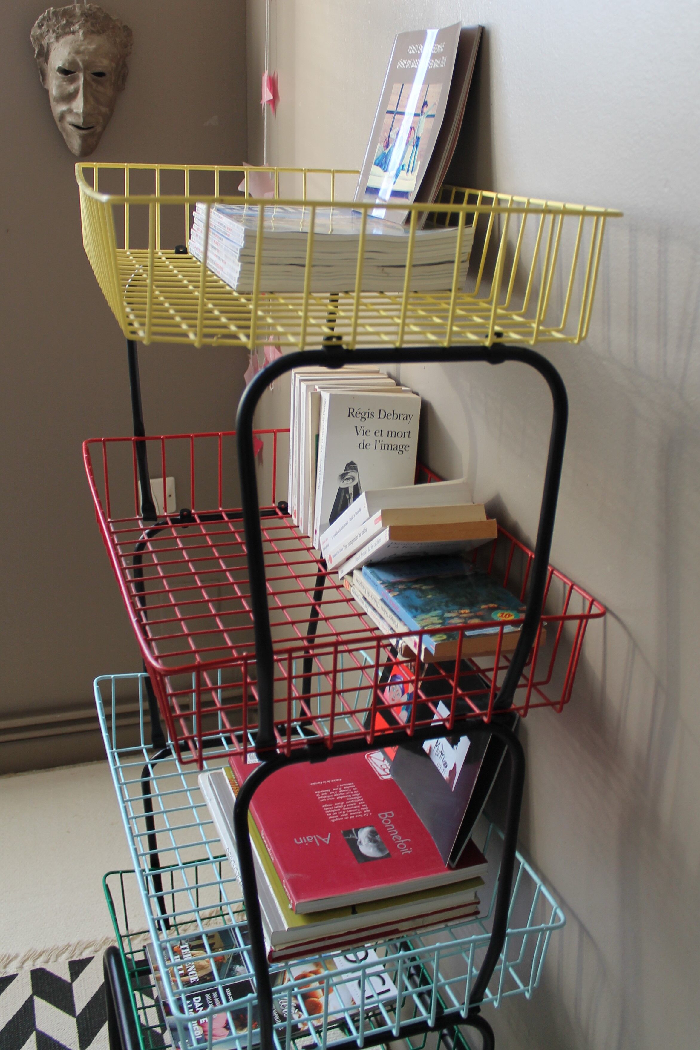 Vintage metal shelf/bookcase