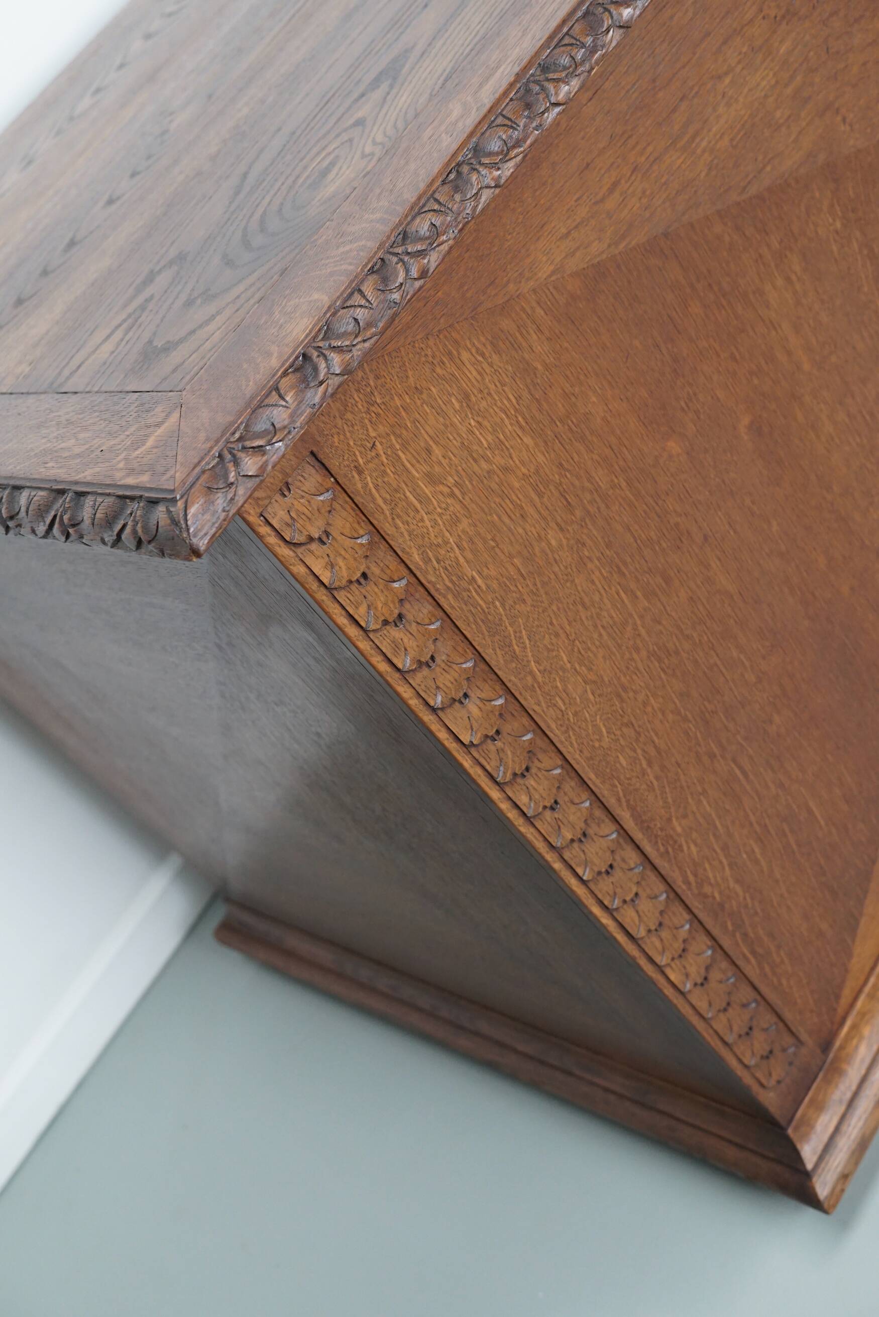 Bureau / Comptoir de Magasin Antique Art Nouveau en Chêne Sculpté, Pays-Bas, Début du 20ème Siècle