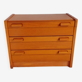 Wooden chest of drawers