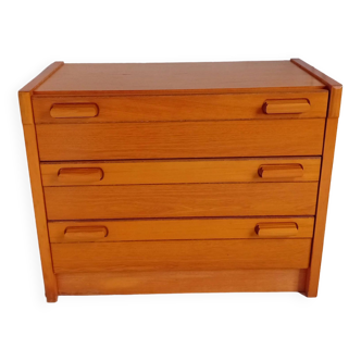 Wooden chest of drawers