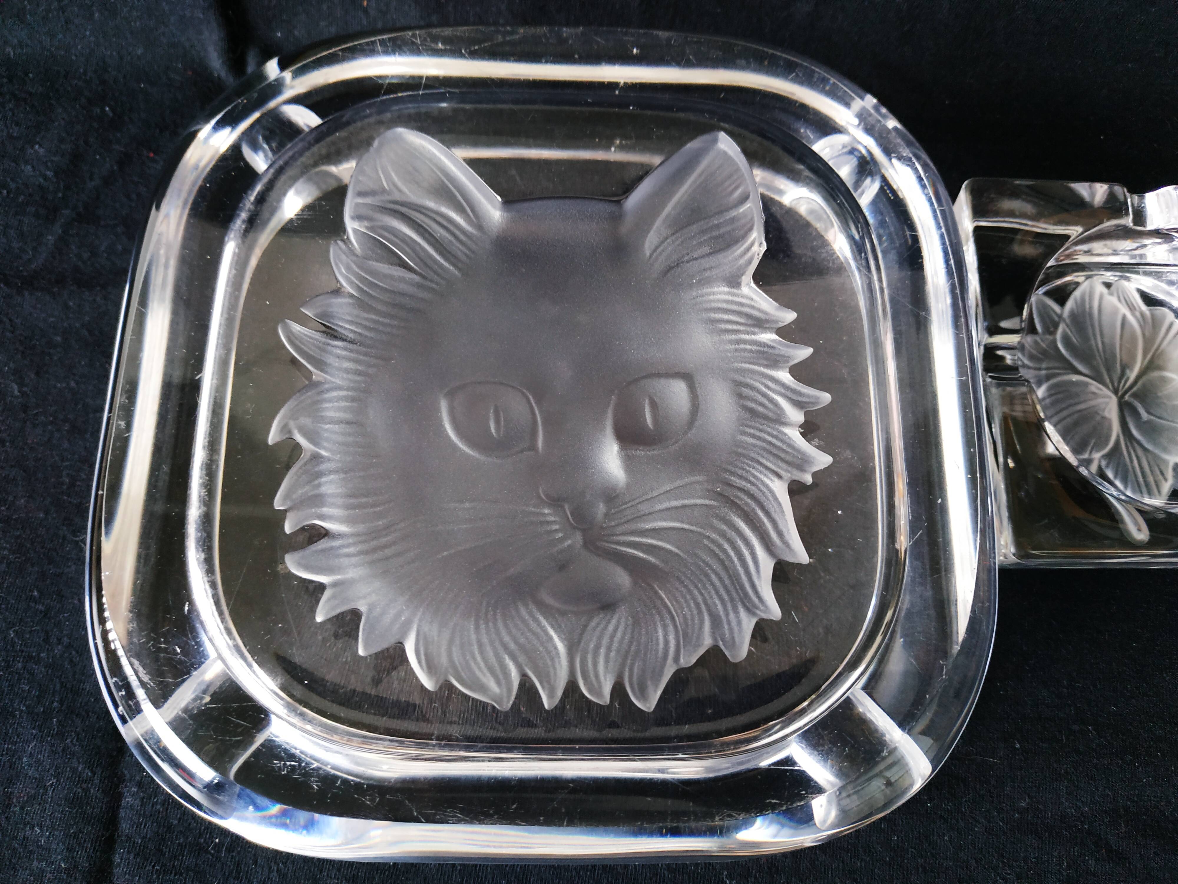 Ensemble de deux cendriers vintage en verre gravé chat et fleur