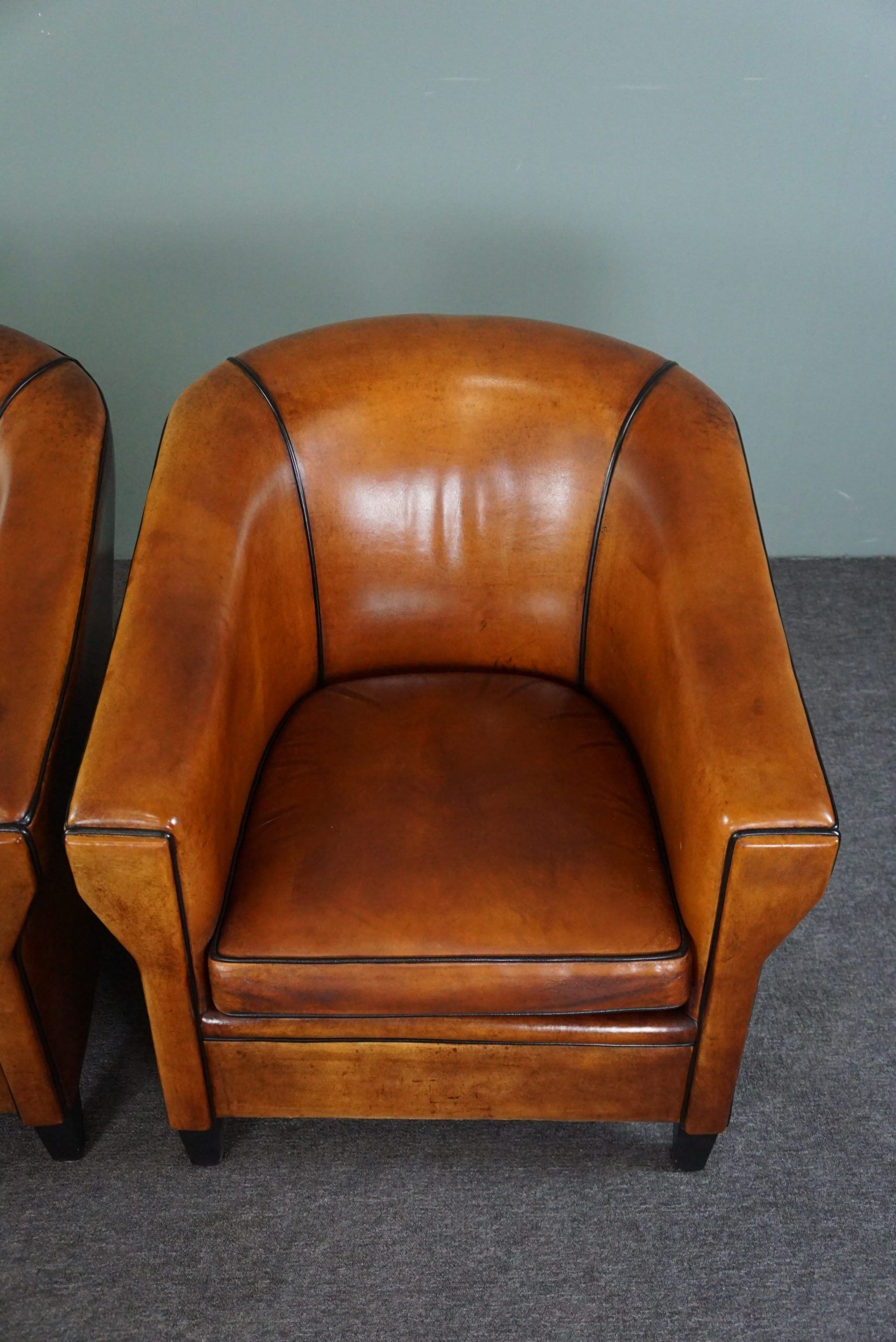 Set de 2 fauteuils Art Déco en cuir de mouton passepoil noir