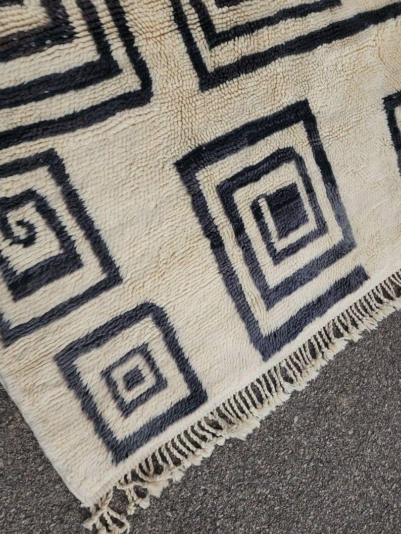 Moroccan Berber rug in cream and black 300x200 cm – spiral geometric pattern