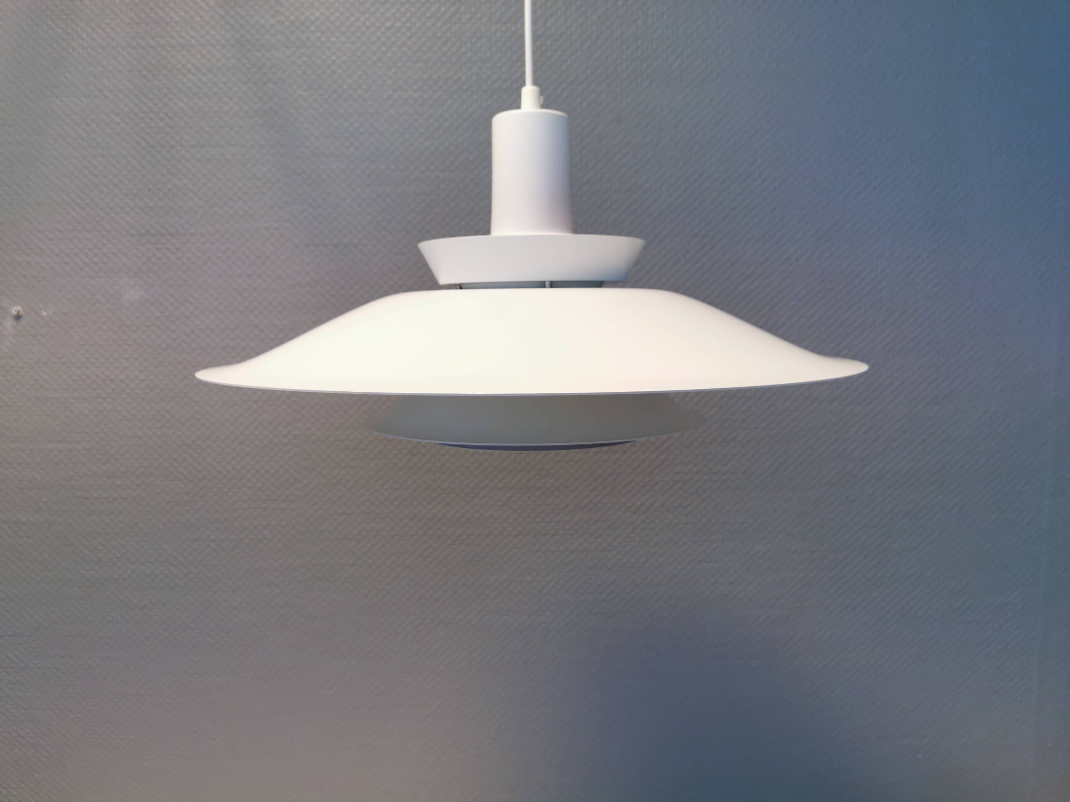 Lampe suspendue années 1970-80 du danois ES Horn, en belle laque blanche avec contraste violet/rouge