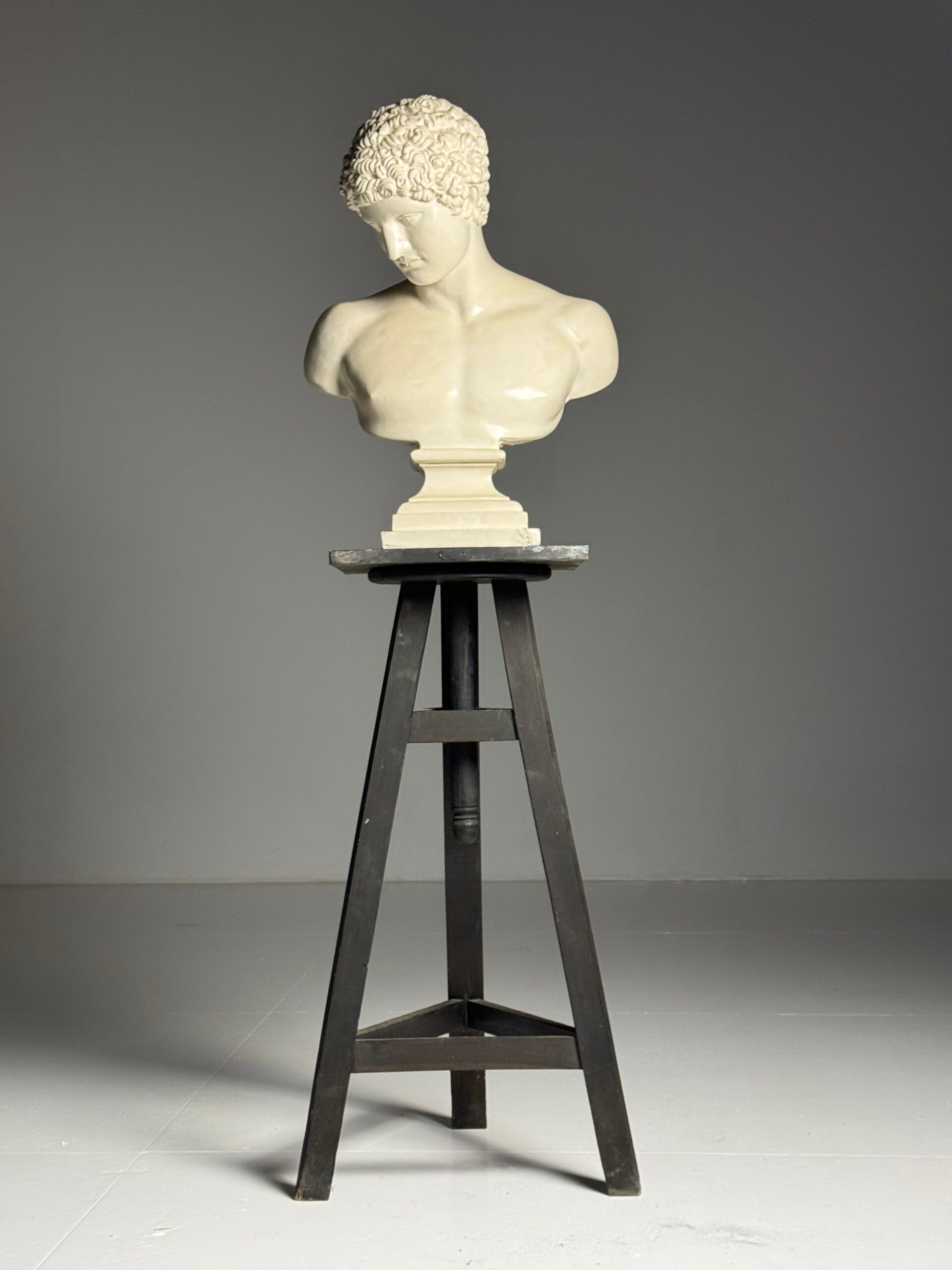 Sculpture stand antique black
