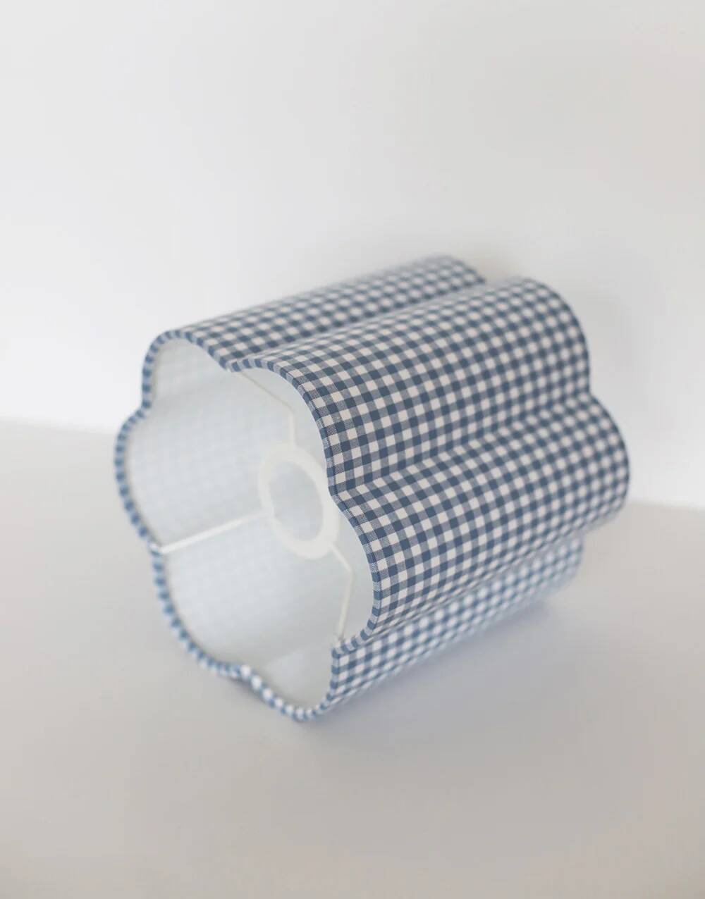 Lampe à poser, pied en bois tourné 1960 et abat-jour vichy bleu ciel