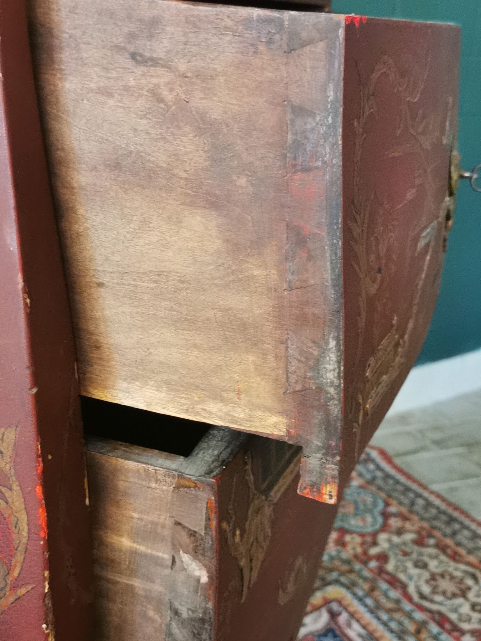 French XIX jumping chest of drawers in Chinese lacquer ox and golden blood
