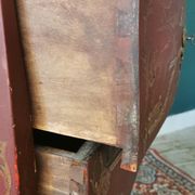 French XIX jumping chest of drawers in Chinese lacquer ox and golden blood