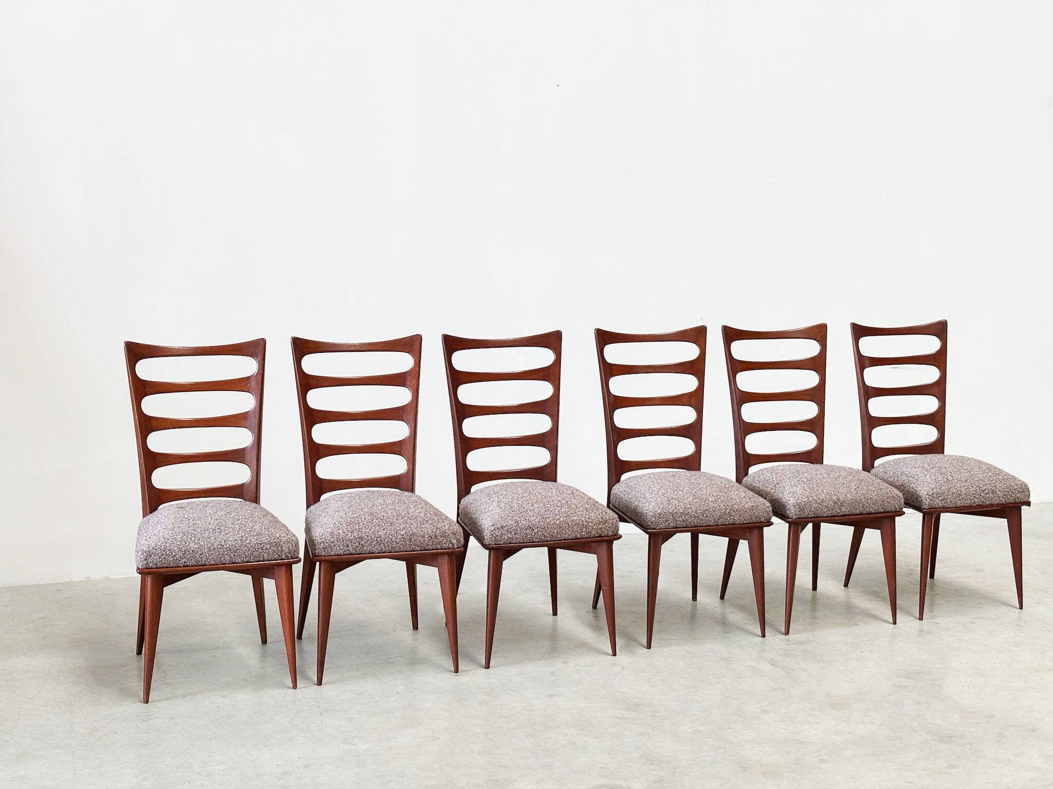 Ensemble de six chaises de salle à manger par Gaston Poisson