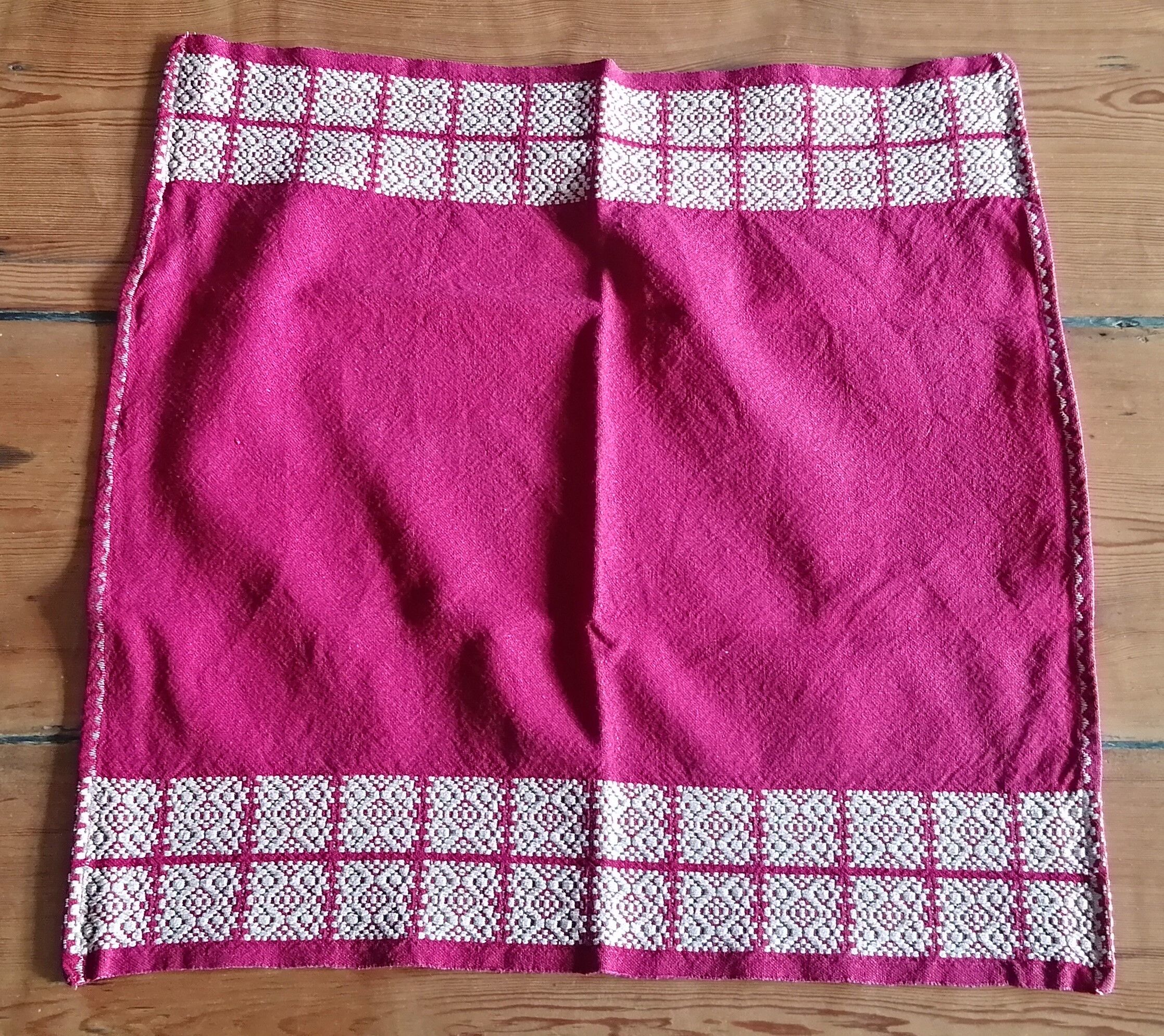 Tablecloth and 8 napkins embroidered basque old red bordeaux