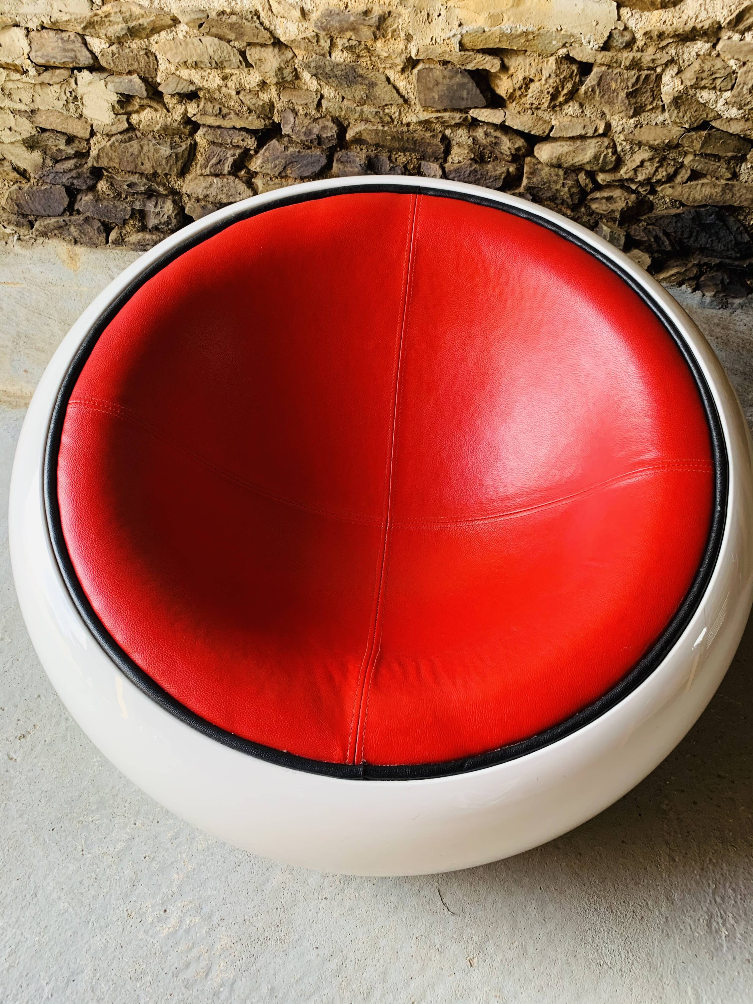 Armchair eye pod ball