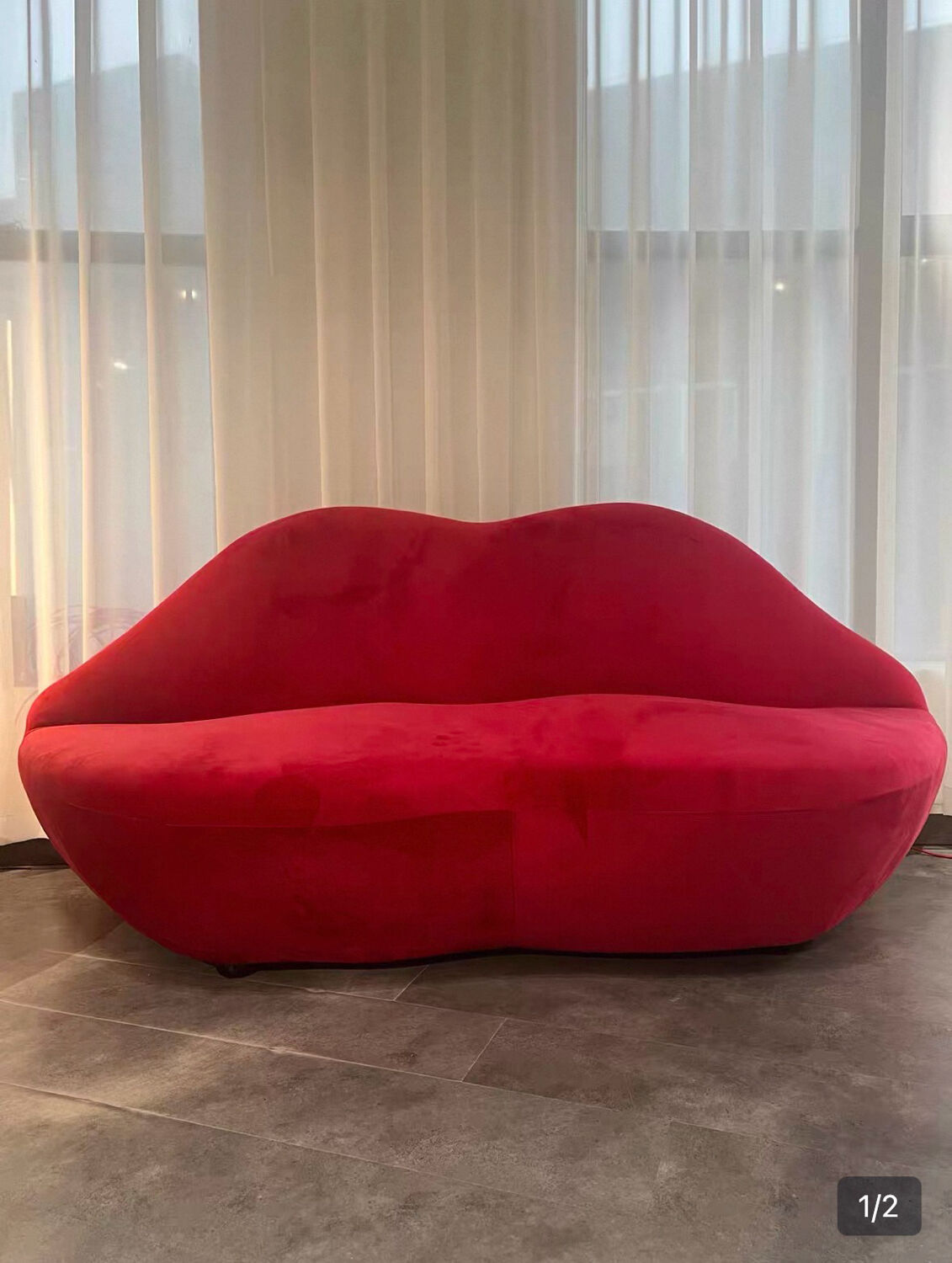 Iconic Canapé "Bocca" – Marilyn Monroe Inspiration – Red Velvet P