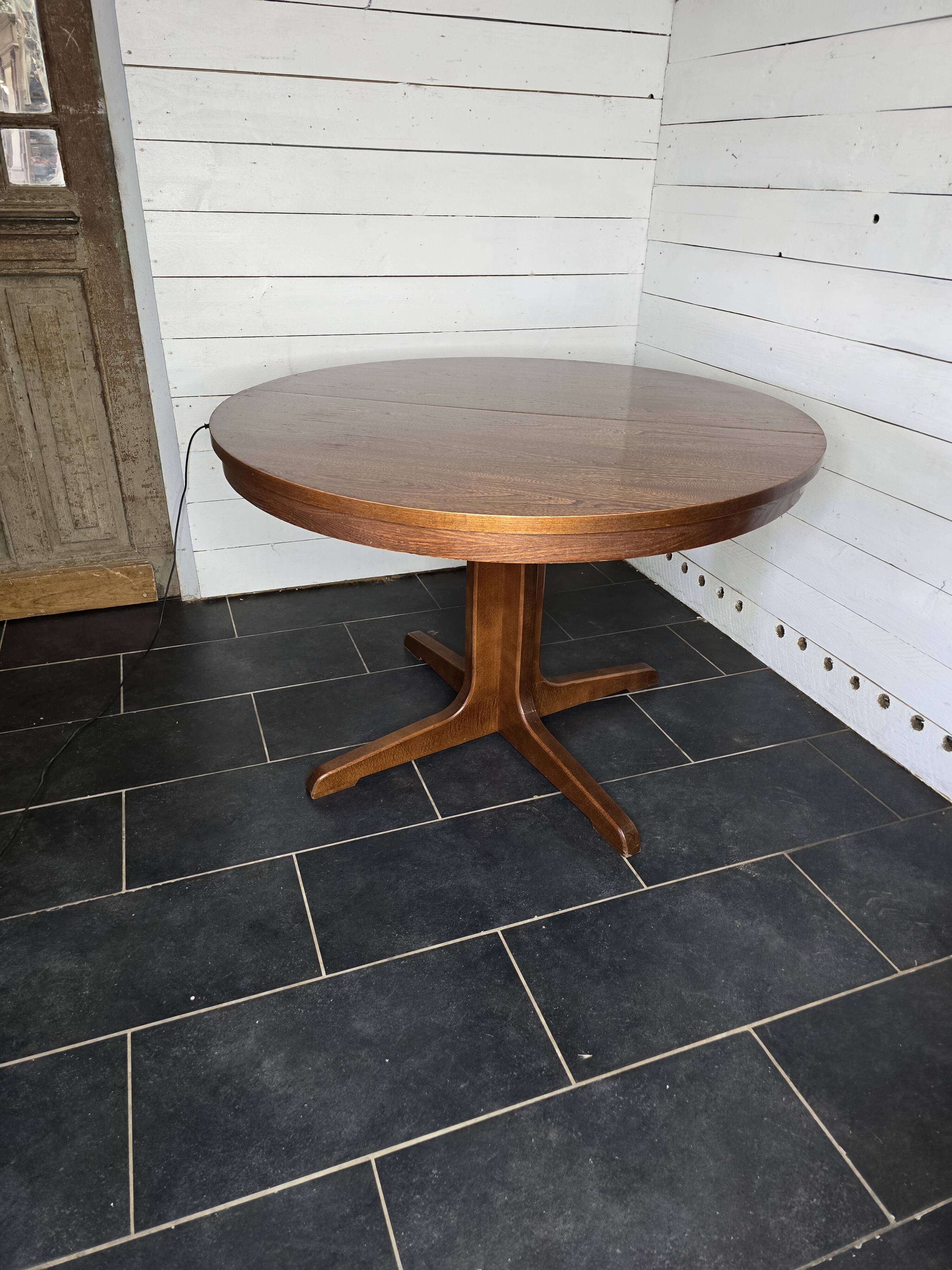 Vintage extendable round table from the 60s