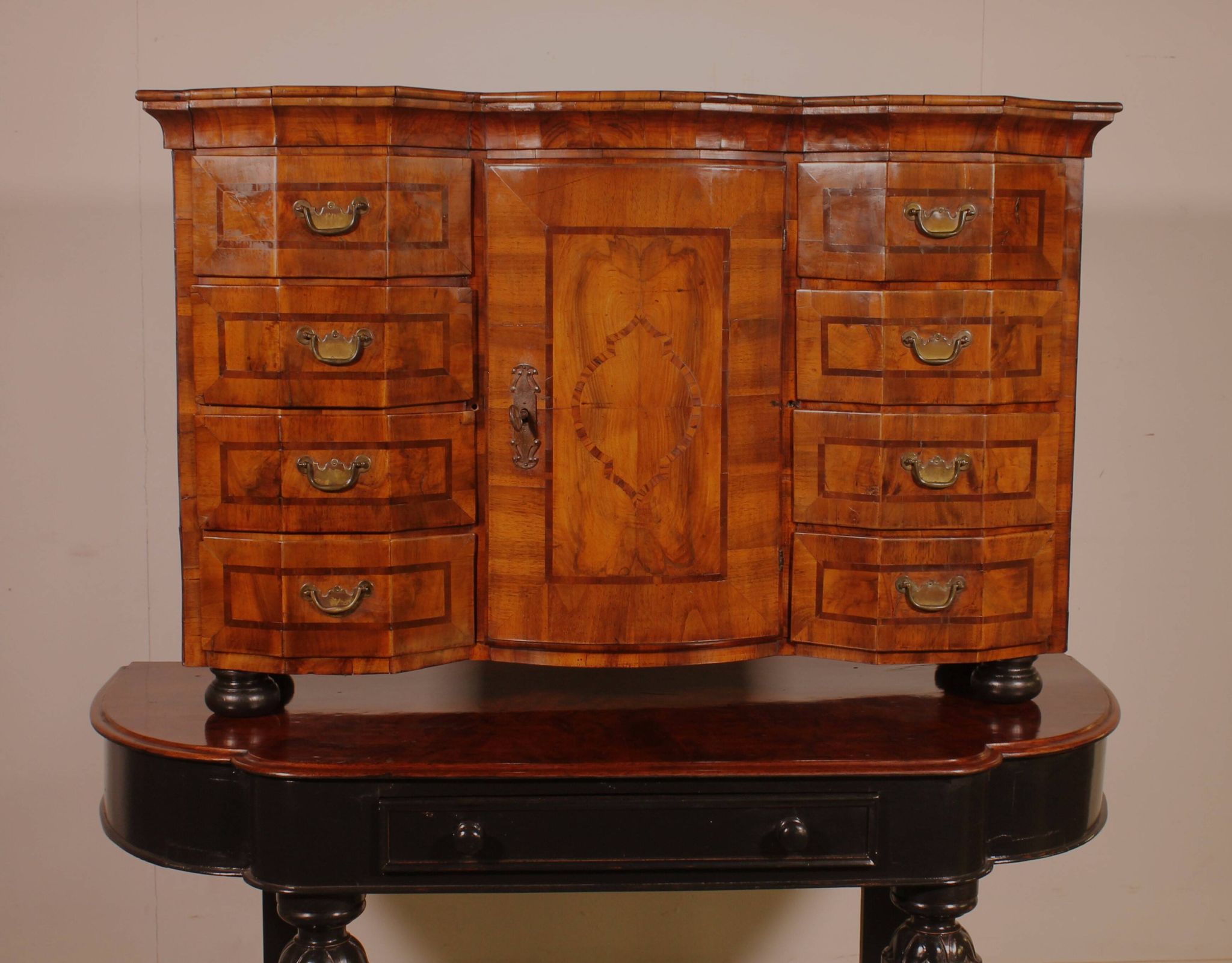 Cabinet allemand en noyer, XVIIIème siècle