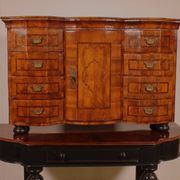 Cabinet allemand en noyer, XVIIIème siècle