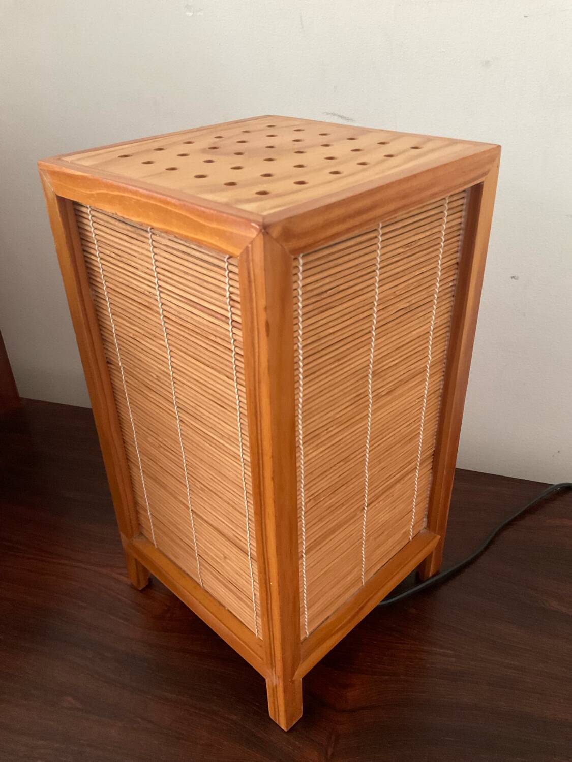 Lampe vintage en bois et osier