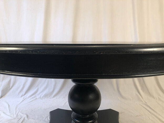 Table circulaire en bois noirci, pied central balustre