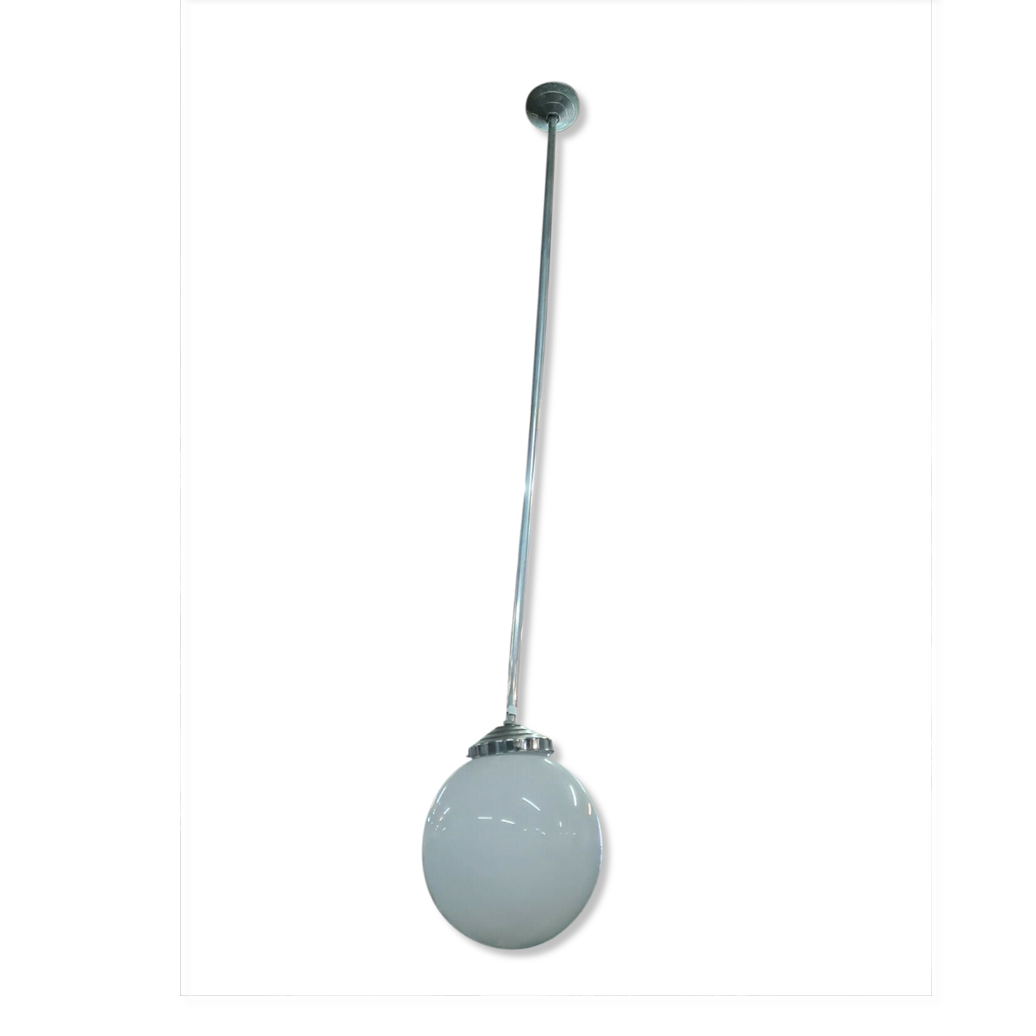 Suspension vintage avec une boule en opaline blanche
