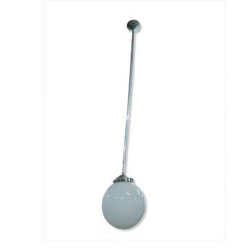 Suspension vintage avec une boule en opaline blanche