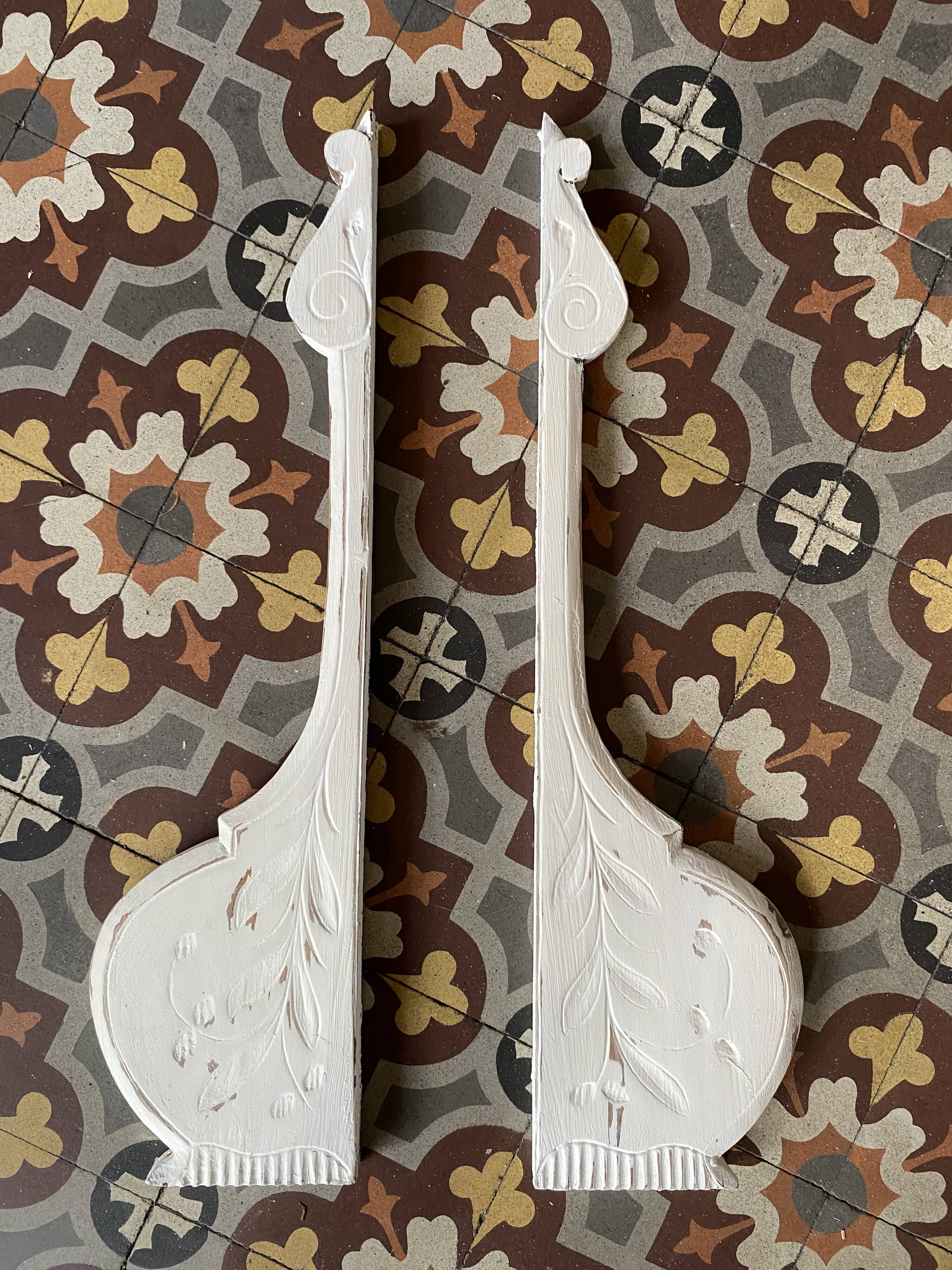 Fronton en bois patiné blanc.