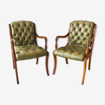 Paire fauteuils style anglais cuir vert capitonné & clouté