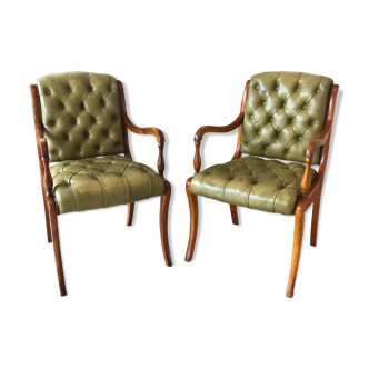 Paire fauteuils style anglais cuir vert capitonné & clouté