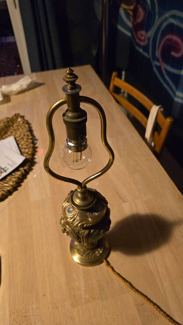 lampe bronze 1900 massif incrustée d'émaux et abat-jour verre