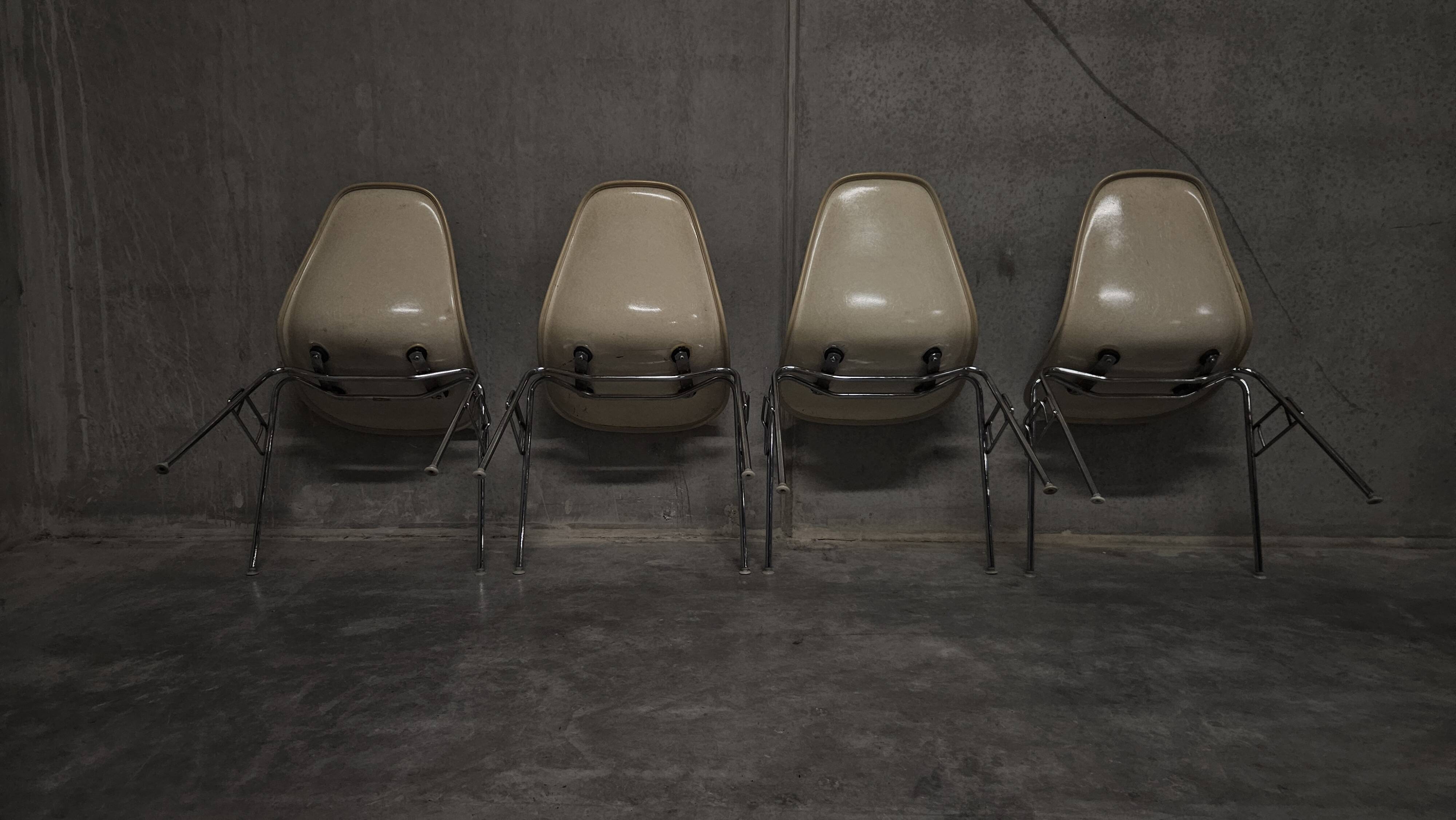 Eames chair by herman miller - model dss