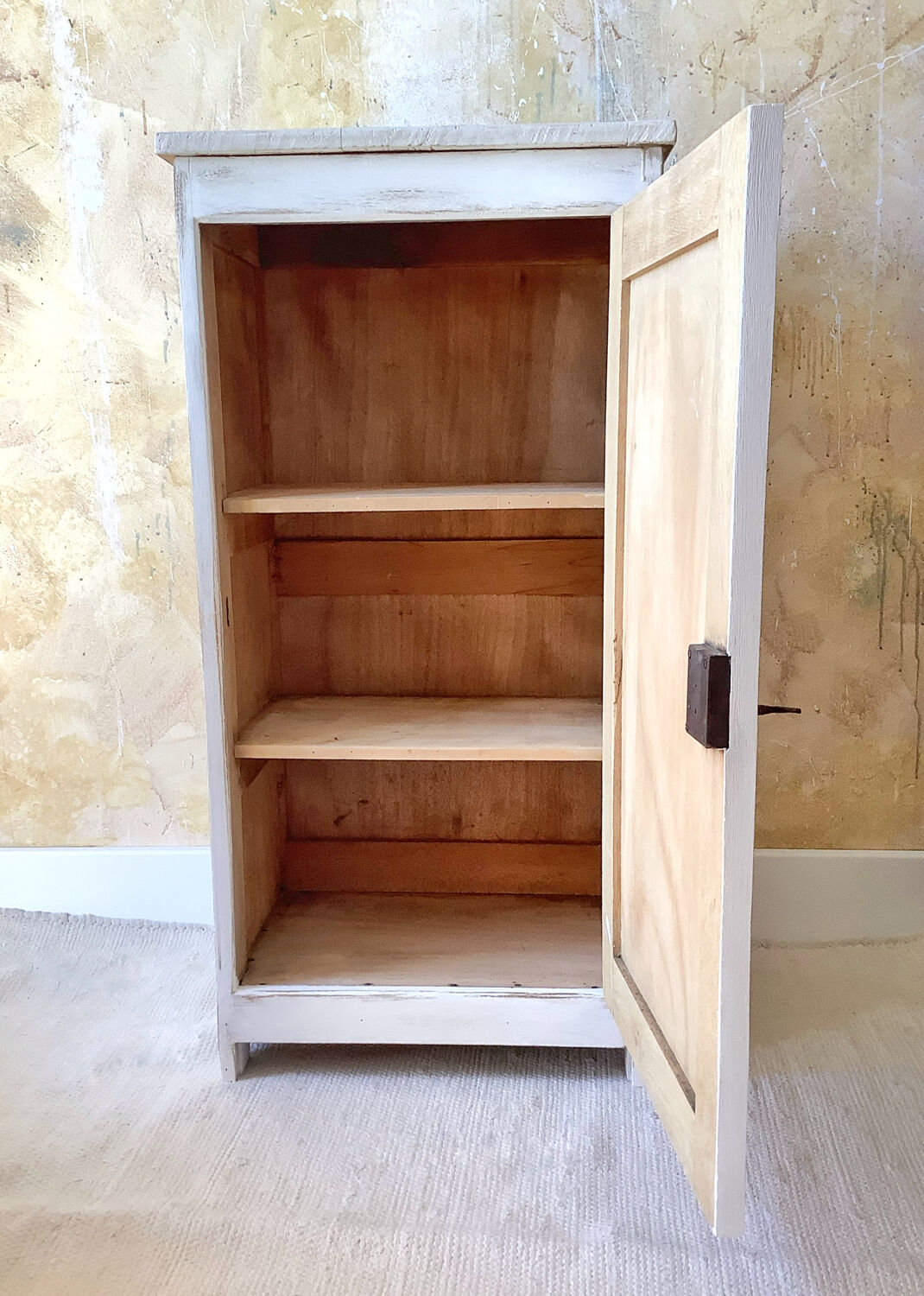Storage cabinet