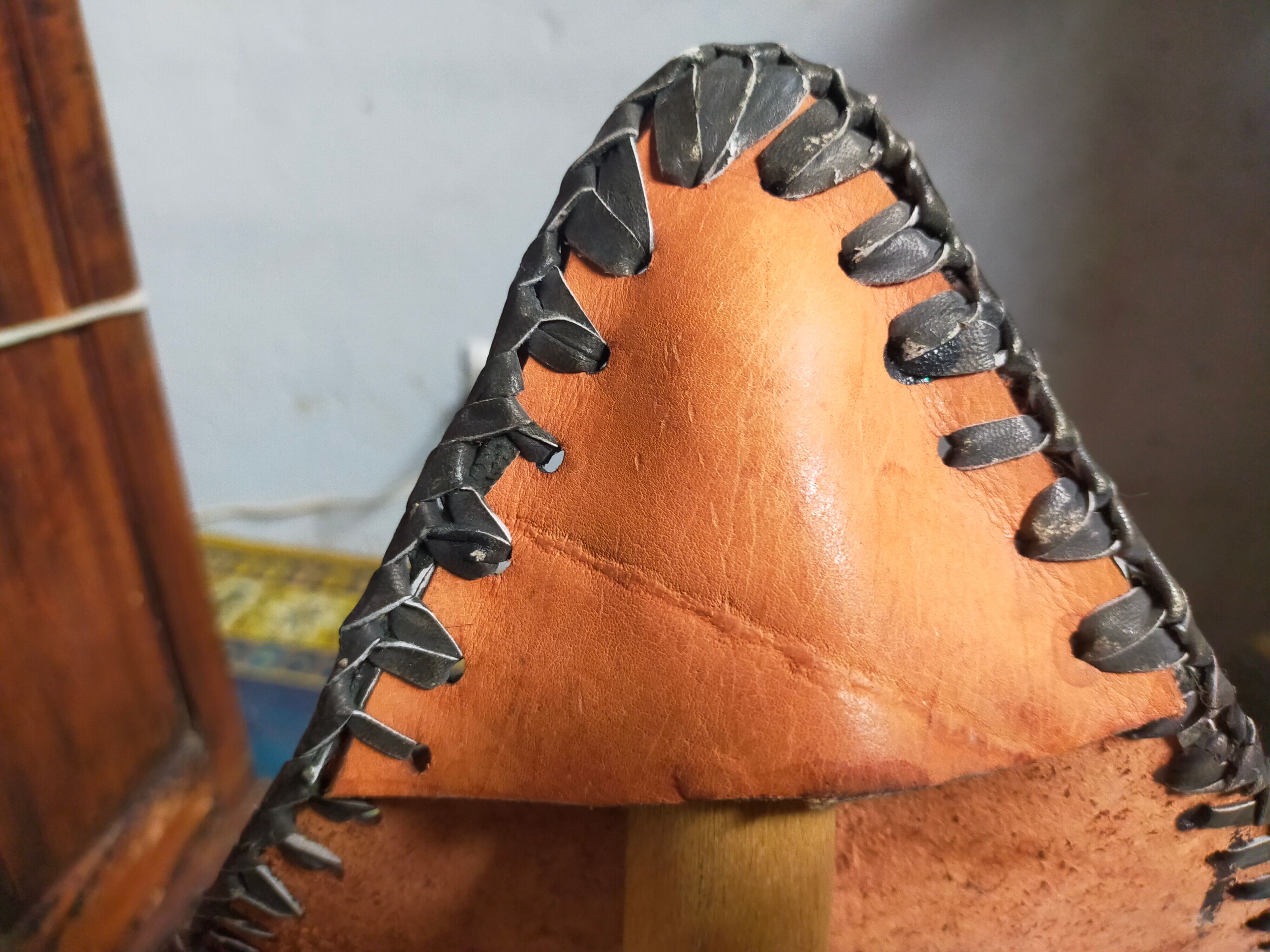 Folding tripod stool in Africa leather