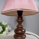 Lampe à poser bois tourné, abat jour rose, retro chic