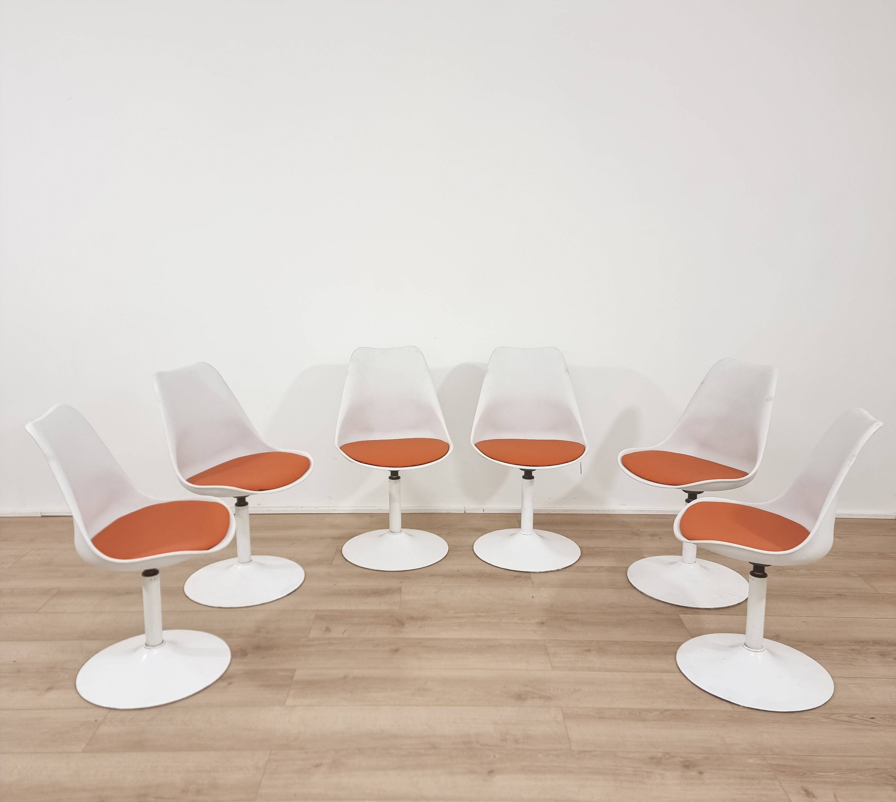 Magnifique ensemble de chaises tulipes des années 1960