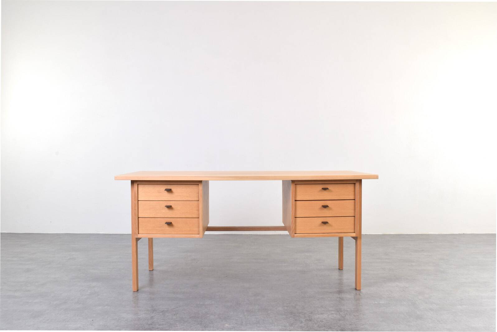 Mid-Century Oak Desk by Svend Åge Madsen for Sigurd Hansen, 1960s.