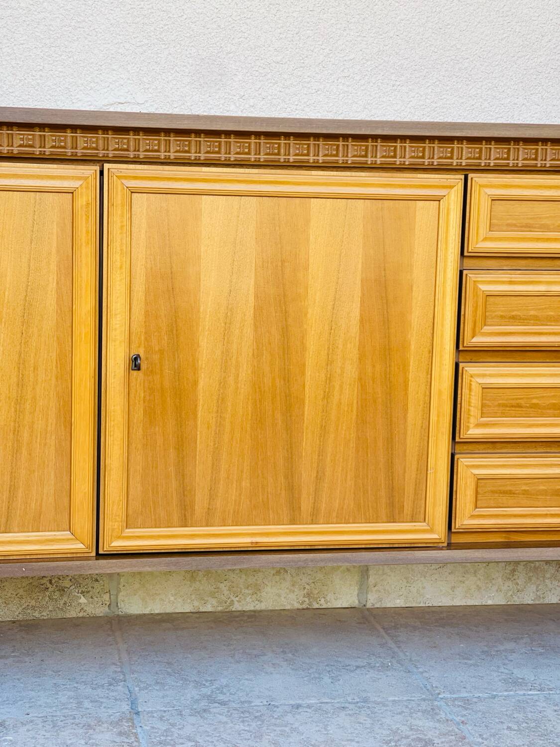 Vintage enfilade in elm from the 1960s.