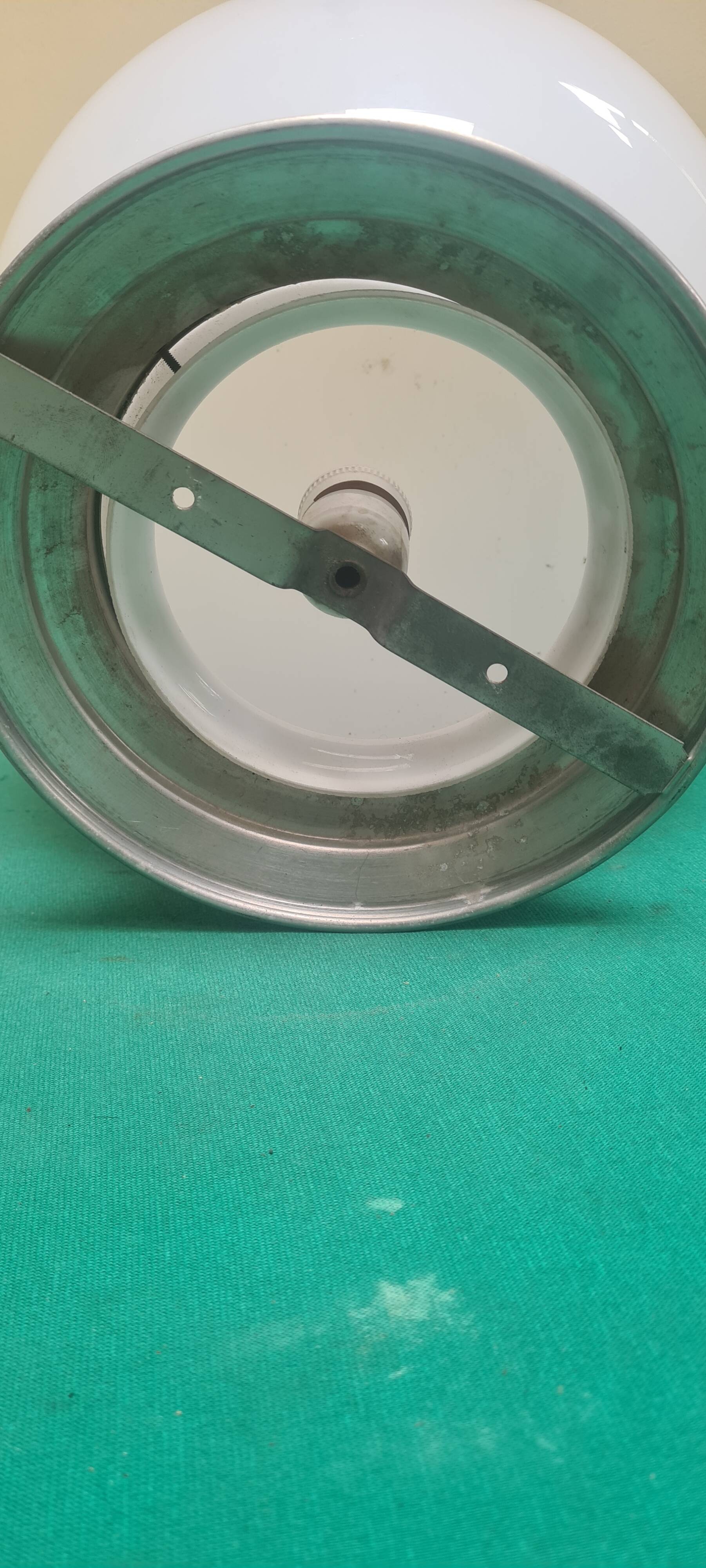 Plafonnier grand globe opaline anneés 50/ 60