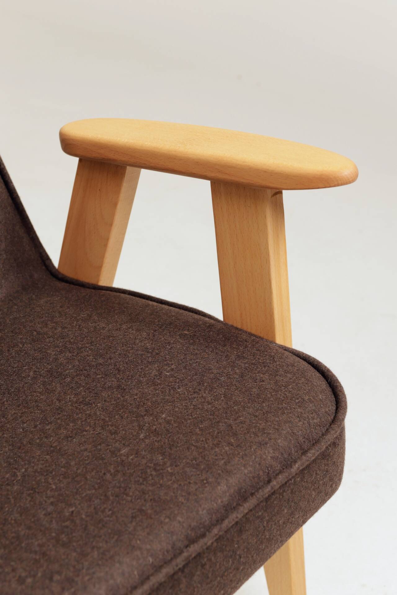 Fauteuil rétro en tissu en laine cacao, bois de hêtre naturel