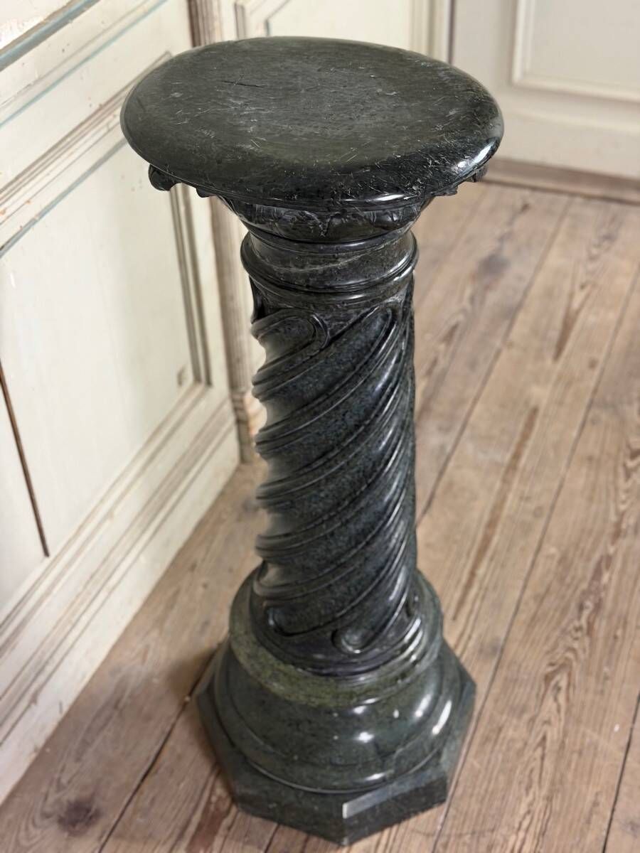 Column in green serpentine marble, shaft sculpted in a spiral, circa 1880