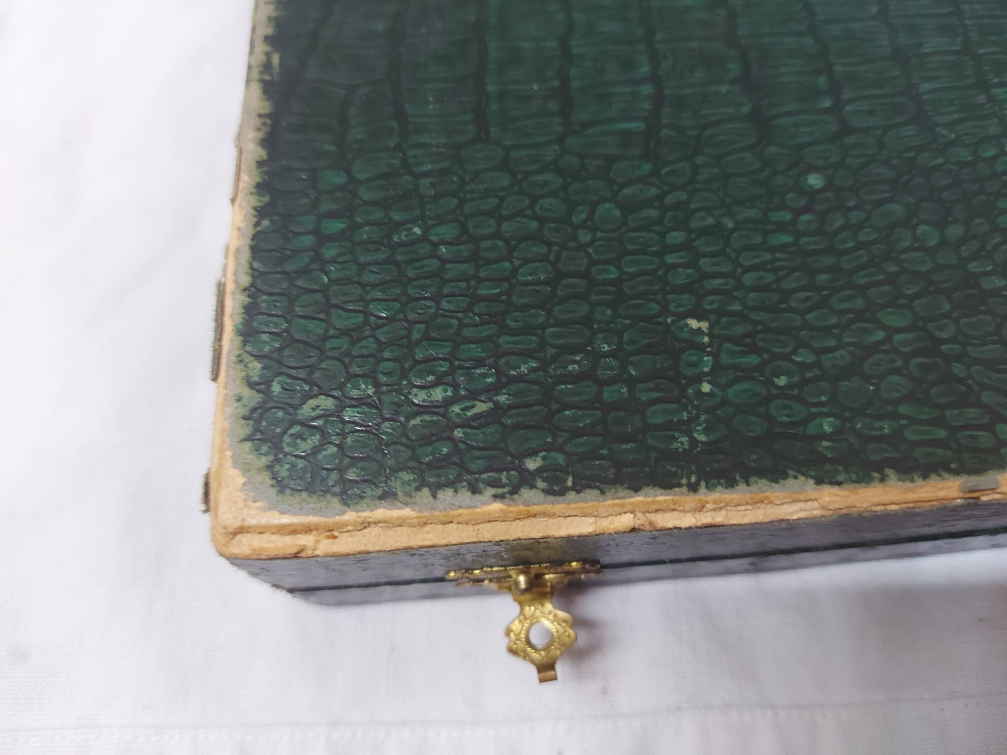 12 mother-of-pearl knives, early mid-20th century